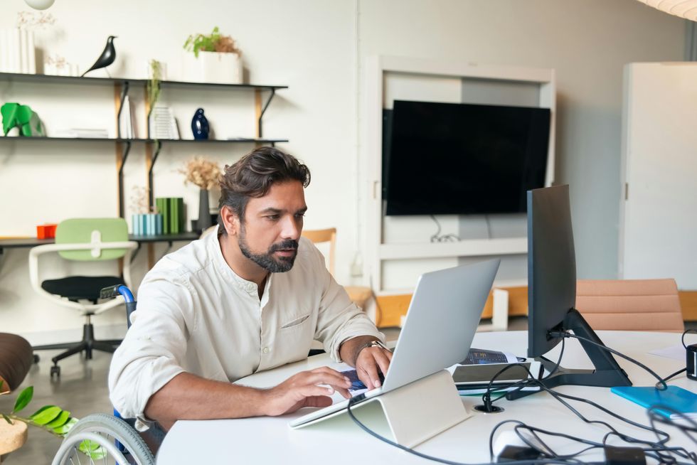 Un homme qui travaille \u00e0 l'ordinateur dans un bureau.