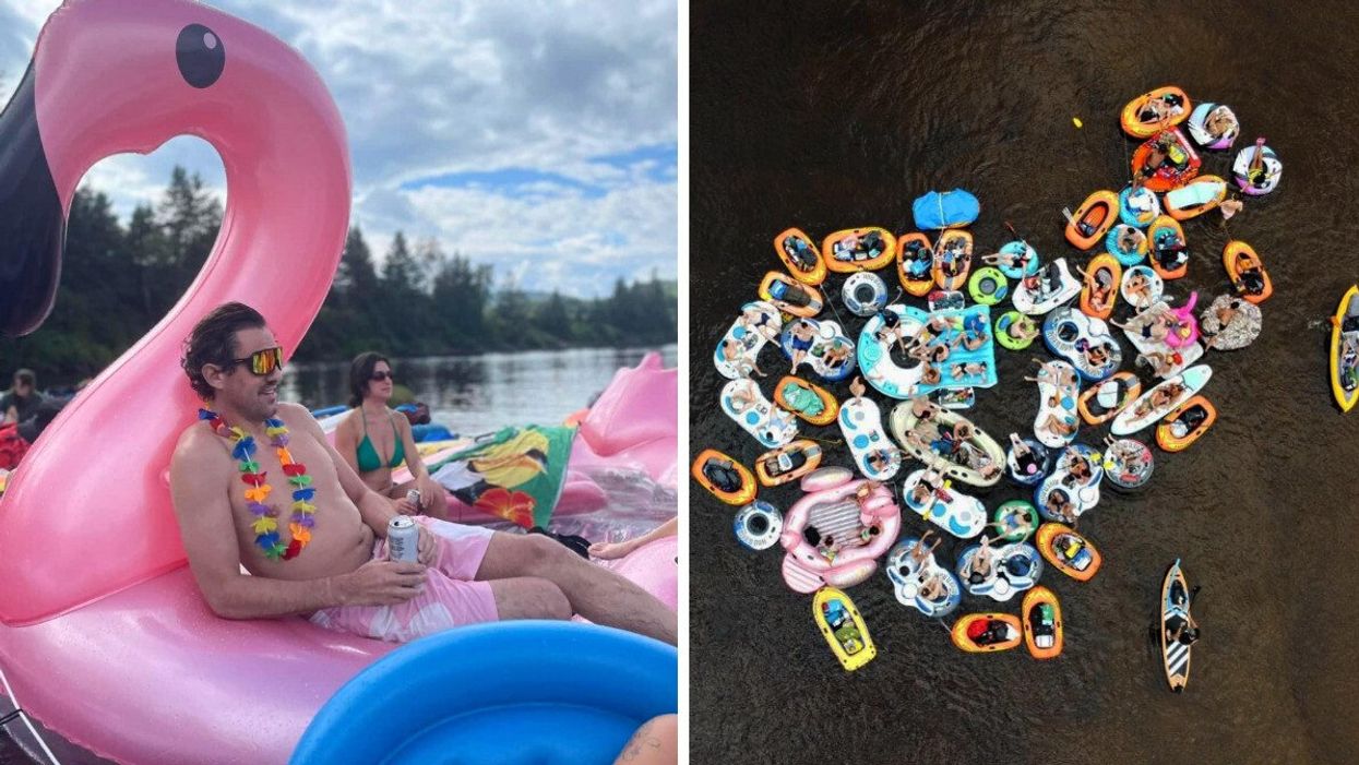 Un homme sur un flamant rose gonflable. Droite : Un regroupement sur l'eau de personnes dans des tubes gonflables.