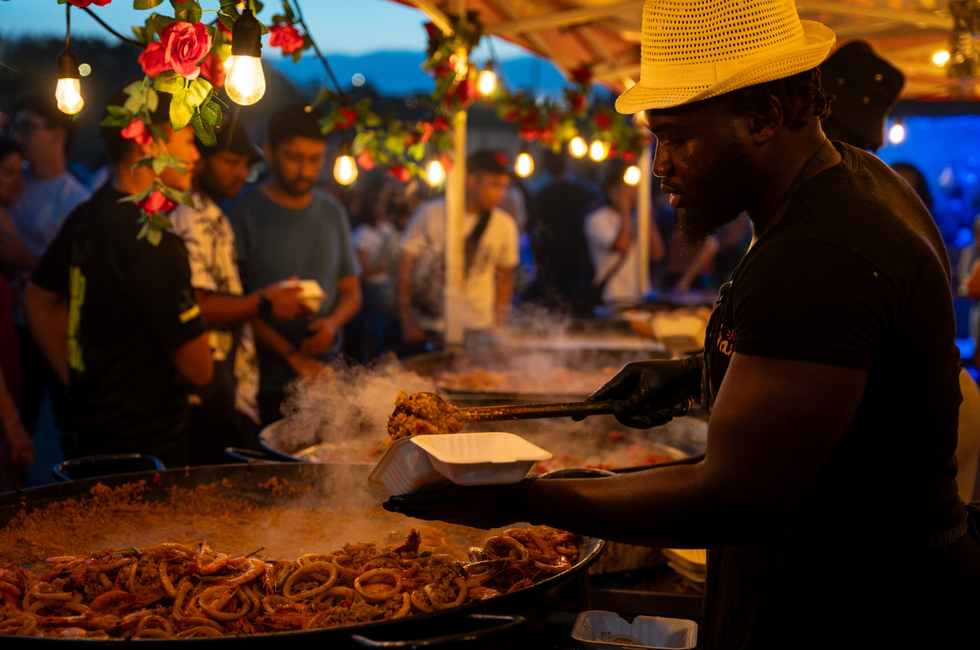 Un homme \u00e0 un kiosque culinaire des Premiers Vendredis.
