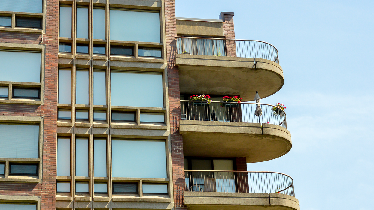 Un immeuble à condos avec balcon en rond à Montréal.