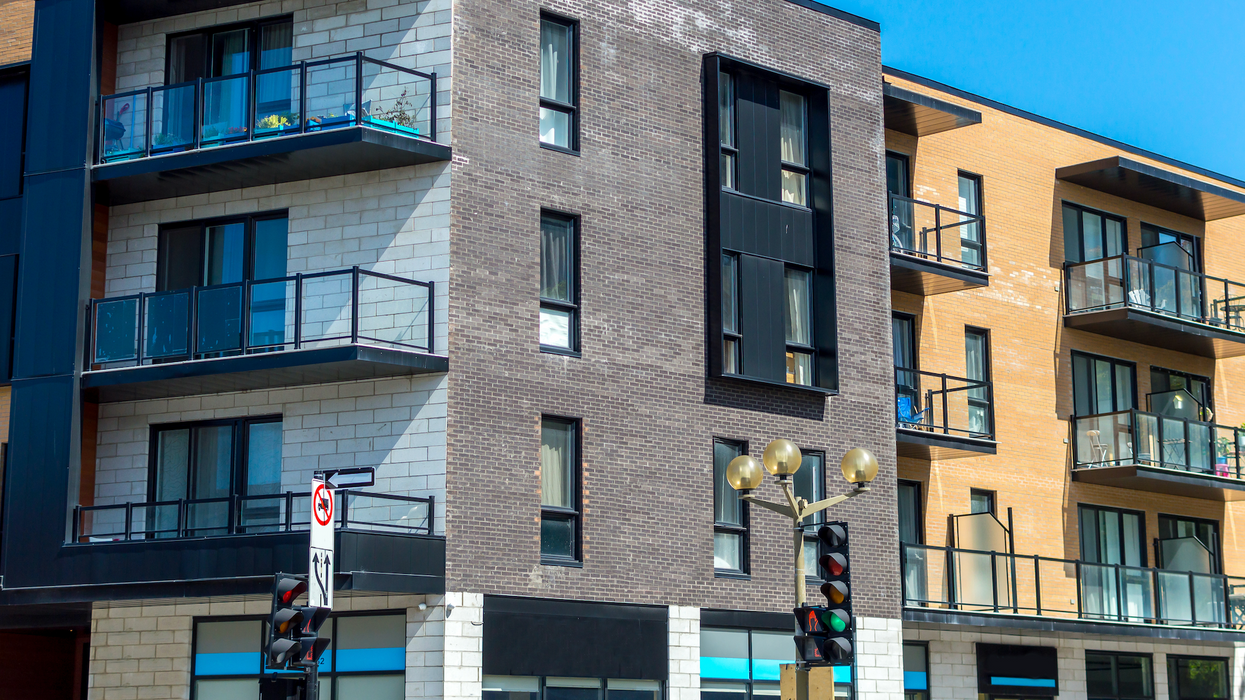 Un immeuble moderne à logements à Montréal.