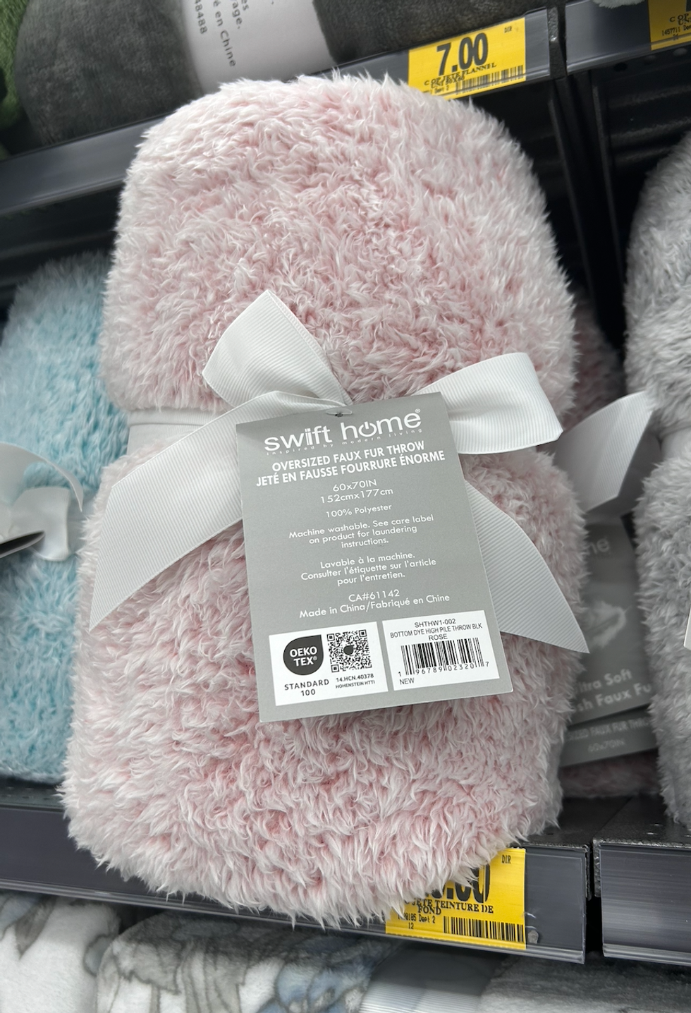 Un jet\u00e9 en fausse fourrure \u00e9norme rose sur une tablette du Tigre G\u00e9ant.