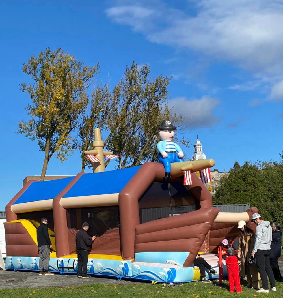 Un jeu gonflable de bateau pirate.