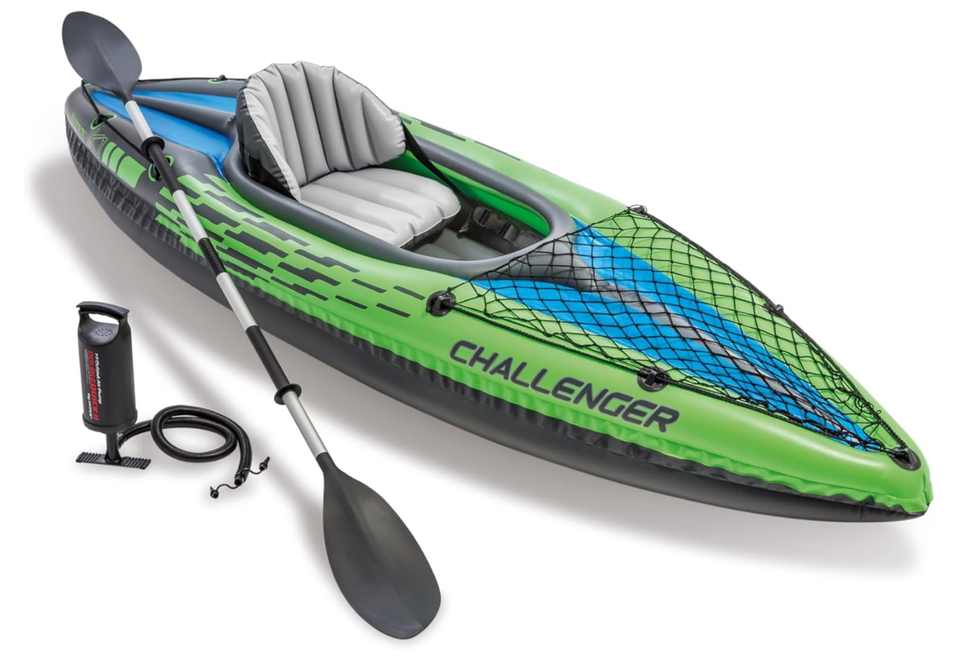 Un Kayak de marque Intex Challenger vert et bleu sur un fond blanc, accompagn\u00e9 de sa pagaie.