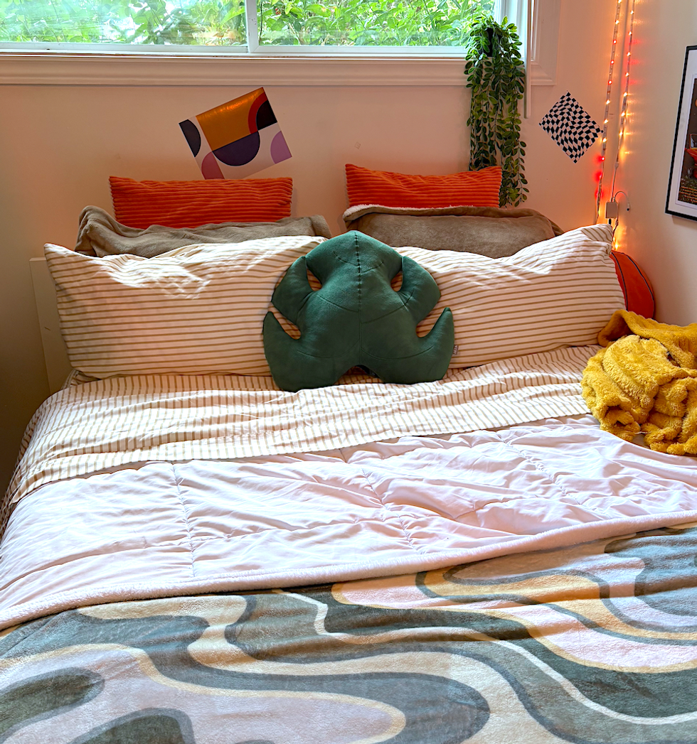 Un lit avec les draps populaires achet\u00e9s sur Amazon.