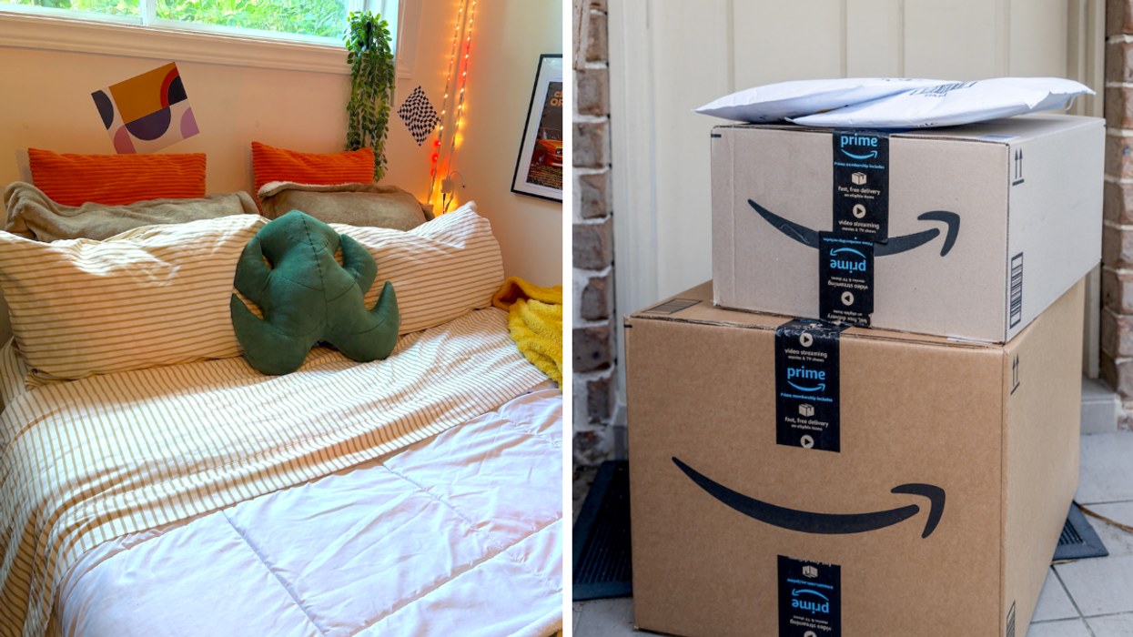 Un lit avec les draps populaires achetés sur Amazon. Droite : Deux boîtes et des sachets de livraison Amazon.