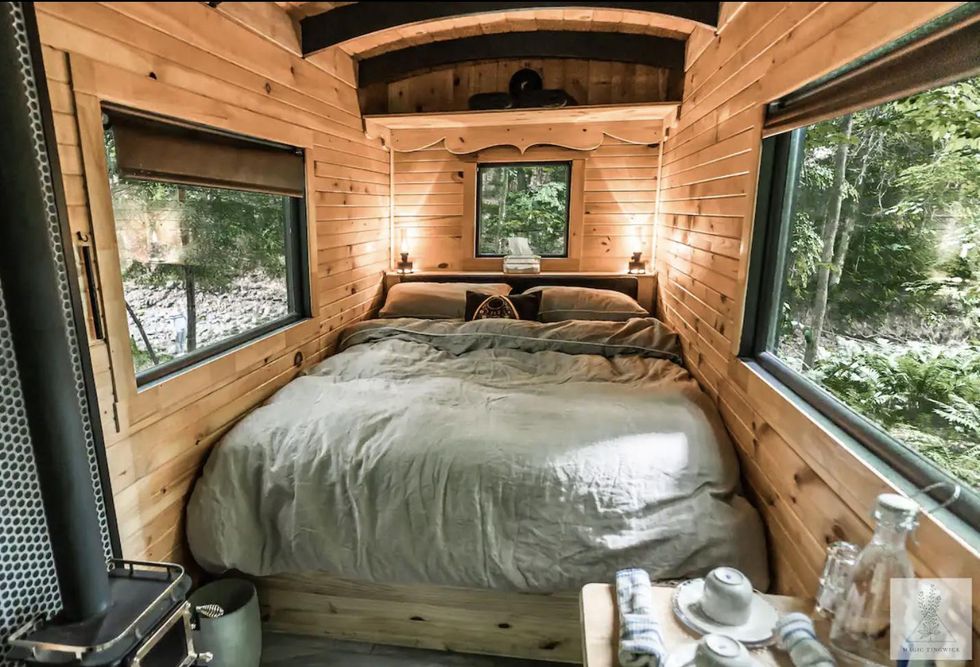 Un lit coll\u00e9 aux deux murs dans la chambre de la caravane.