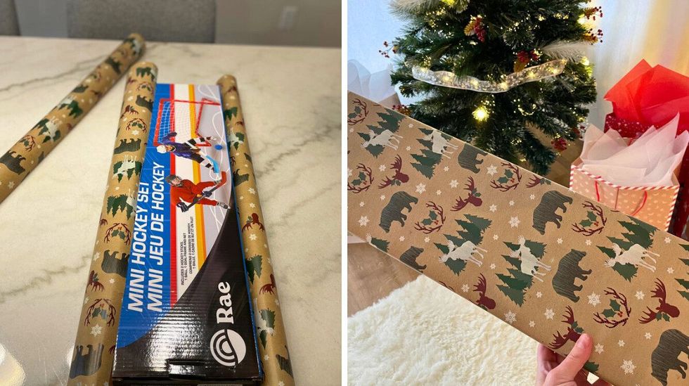 Un mini-jeu de hockey sur une table, pr\u00eat \u00e0 \u00eatre emball\u00e9. Droite : Un mini-jeu de hockey envelopp\u00e9 dans un papier festif, devant un arbre de No\u00ebl.
