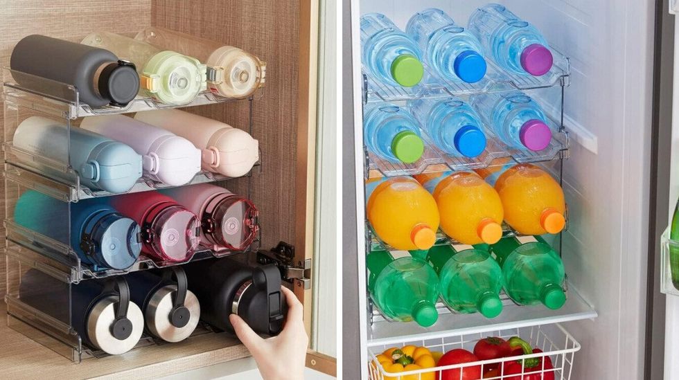 Un organisateur comprenant 12 bouteilles d'eau isothermes dans une armoire, avec une main qui acc\u00e8de \u00e0 une des bouteilles. Droite : un organisateur comprenant des bouteilles d'eau, de jus et de boisson gazeuse dans un r\u00e9frig\u00e9rateur.