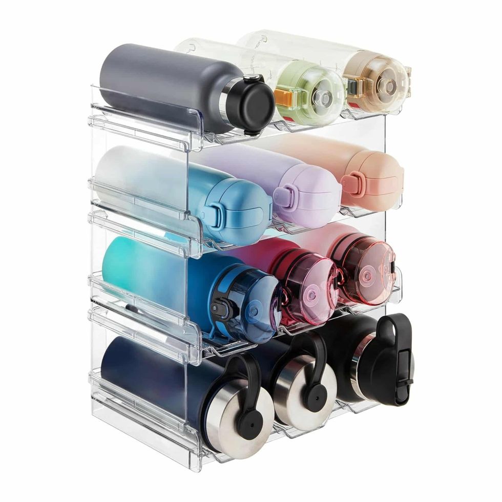 Un organisateur comprenant 12 bouteilles d'eau isothermes sur fond blanc.