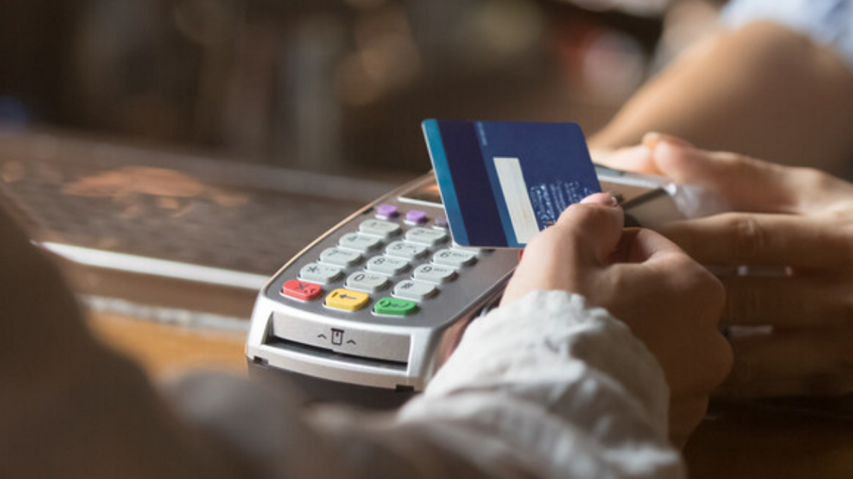 Un paiement par carte de crédit.