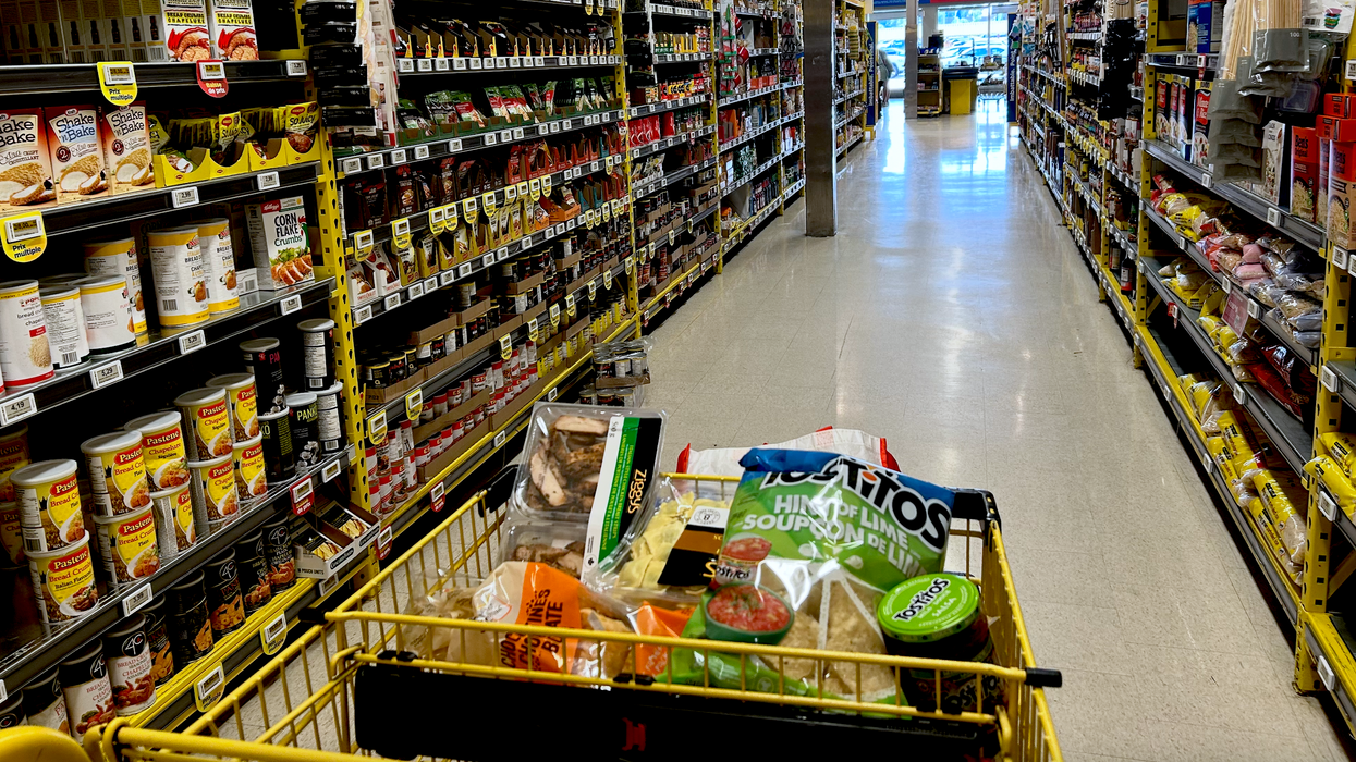 Un panier dans une allée d'une épicerie Maxi au Québec.