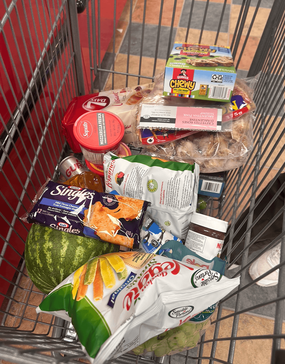 Un panier rempli d'aliments \u00e0 l'\u00e9picerie Liquidation Marie.