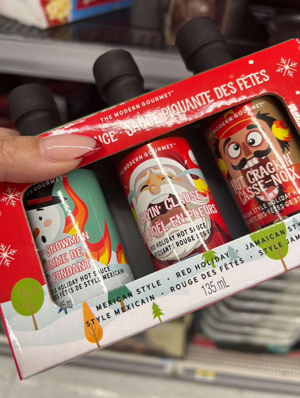 Un paquet de trois sauces piquantes sous le th\u00e8mes de No\u00ebl au Walmart.