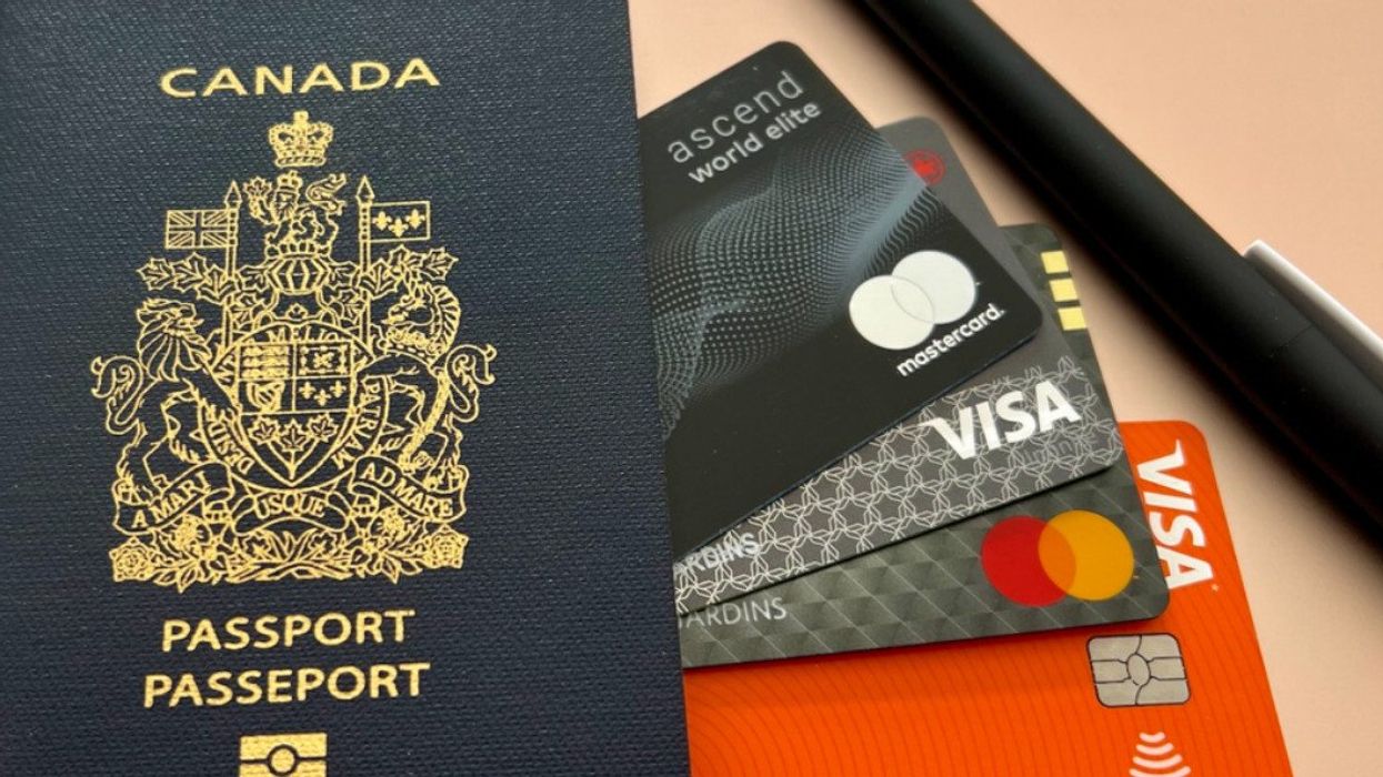 Un passeport canadien avec des cartes de crédit et un crayon.