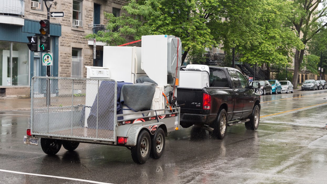 Un pick up qui déménage des électroménagers à Montréal.