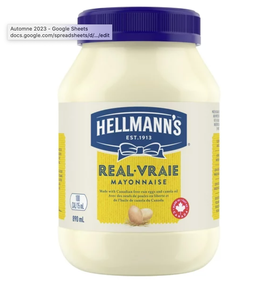 Un pot de mayonnaise Hellmann's sur fond blanc.