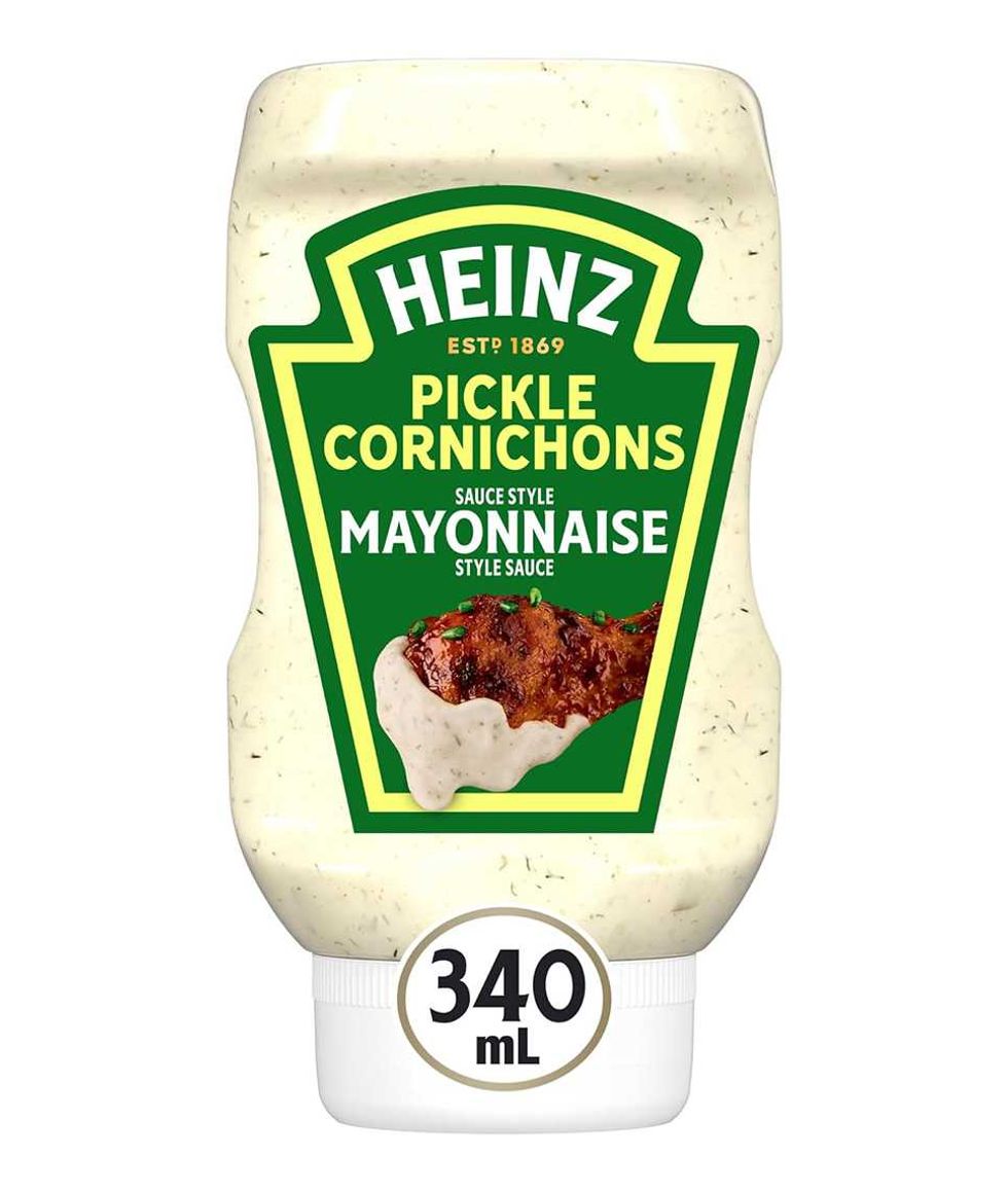 Un pot de sauce style mayonnaise aux cornichons Heinz sur fond blanc.