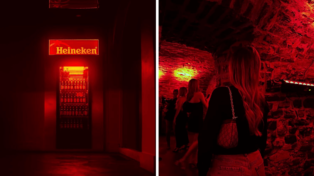 Un réfrigérateur à bière sous une lumière rouge. Droite : une personne dans un bar fait en brique.