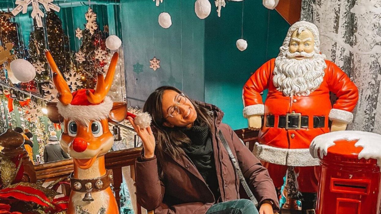 Un renne, une femme et un père Noël dans une ambiance festive des Fêtes.