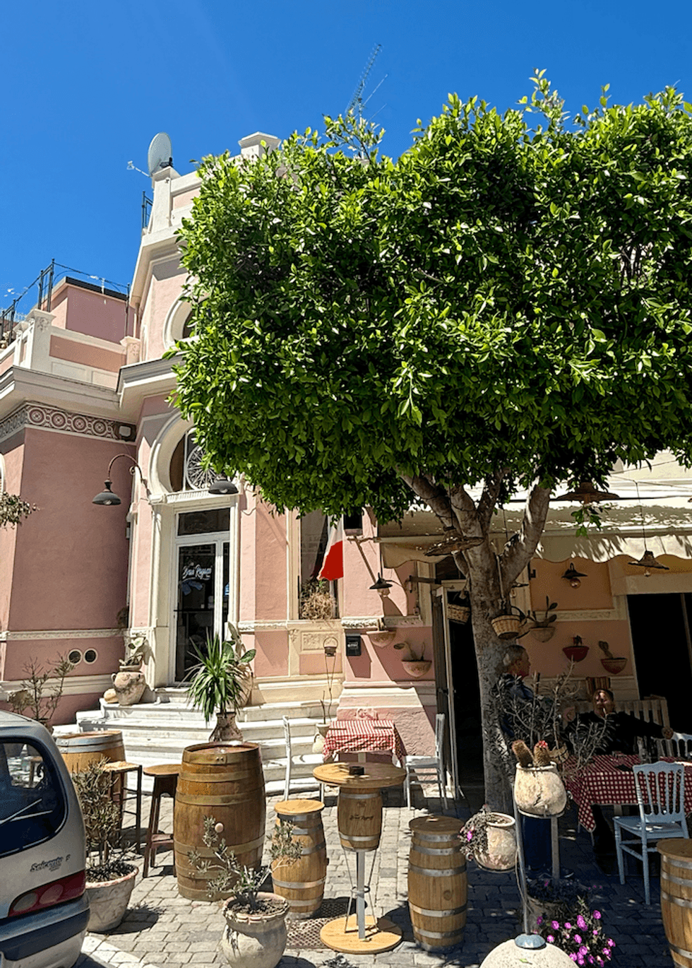 Un restaurant dans le village de Tropea, en Calabre, en Italie.