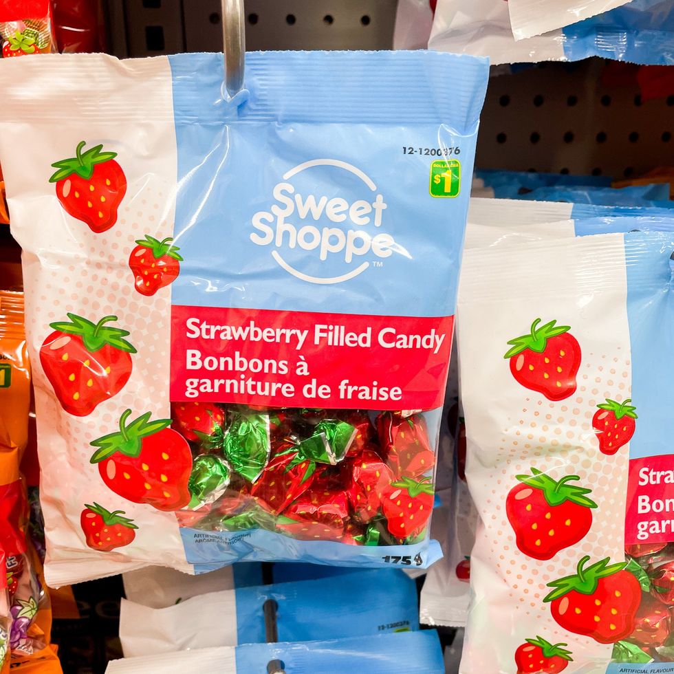 Un sac de bonbons \u00e0 la garniture de fraise.