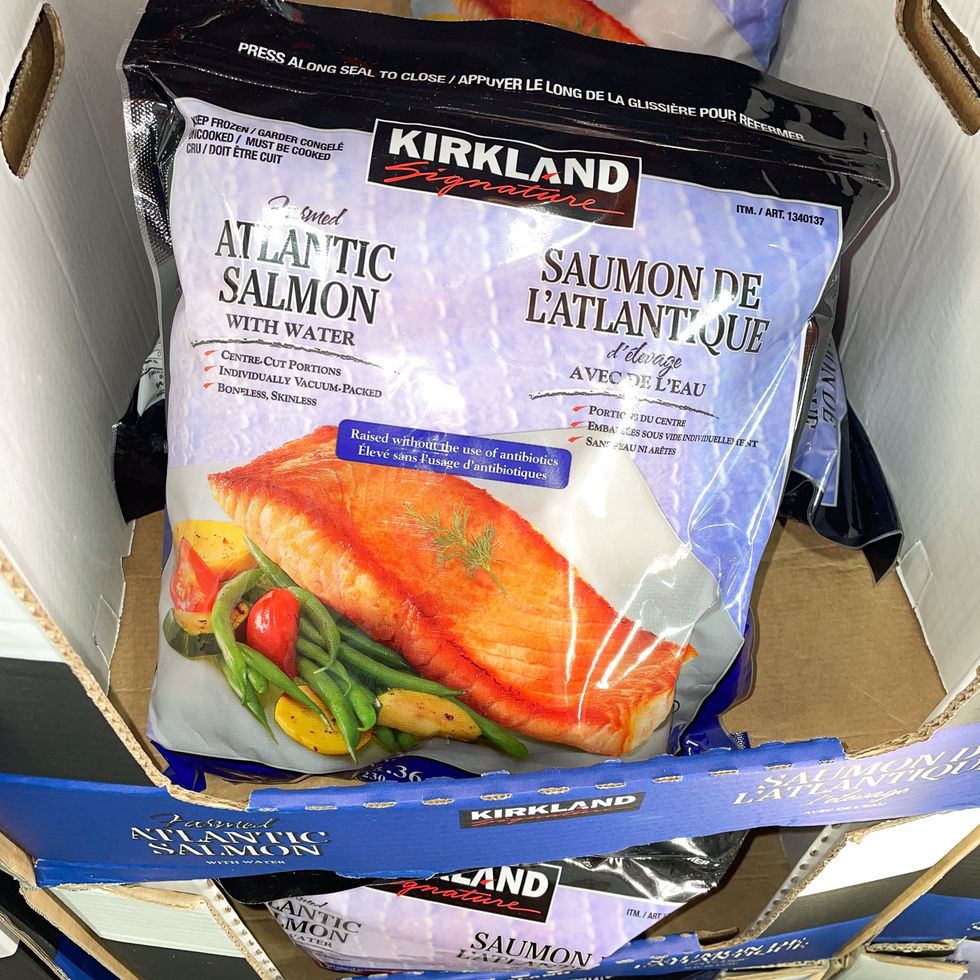 Un sac de filets de saumon de l'Atlantique, au Costco.
