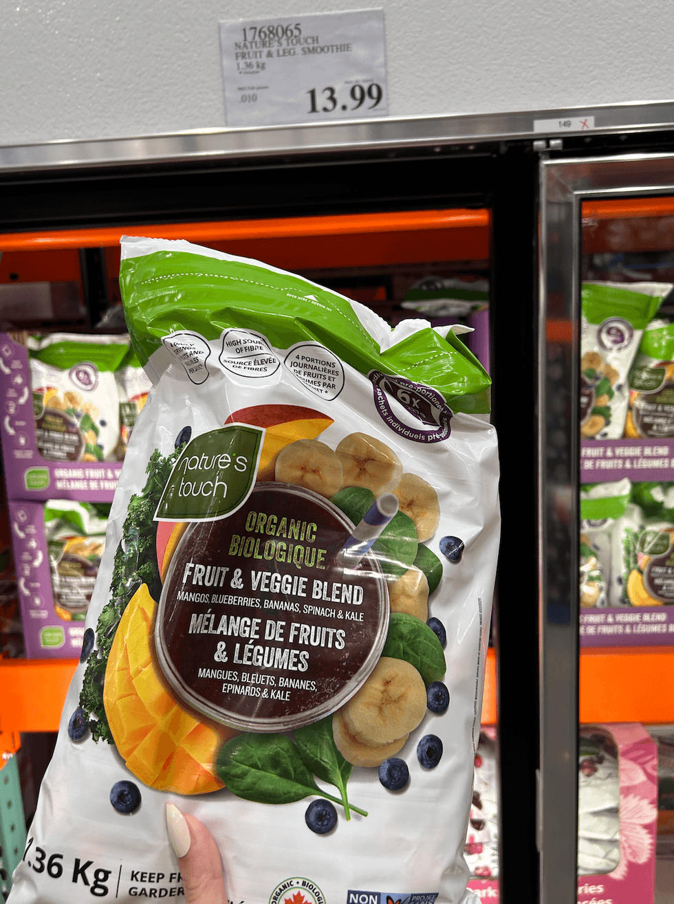 Un sac de m\u00e9lange de fruits et l\u00e9gumes Nature's Touche, devant des r\u00e9frig\u00e9rateurs du Costco.