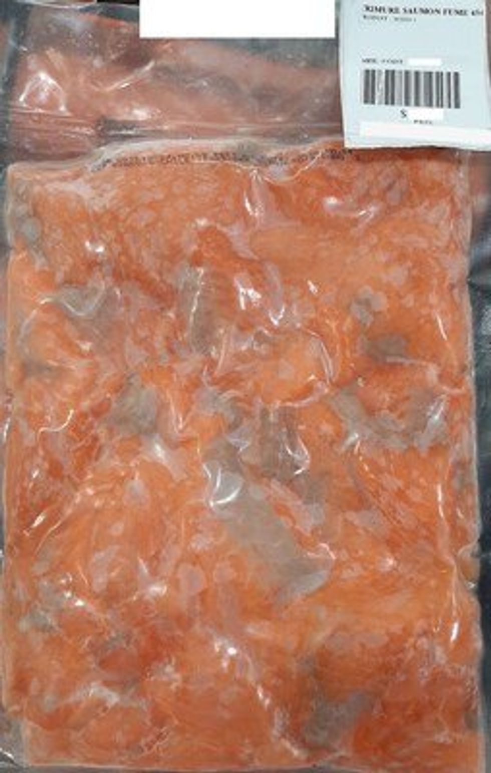 Un sac de trimures de saumon fum\u00e9 emball\u00e9 sous vide.