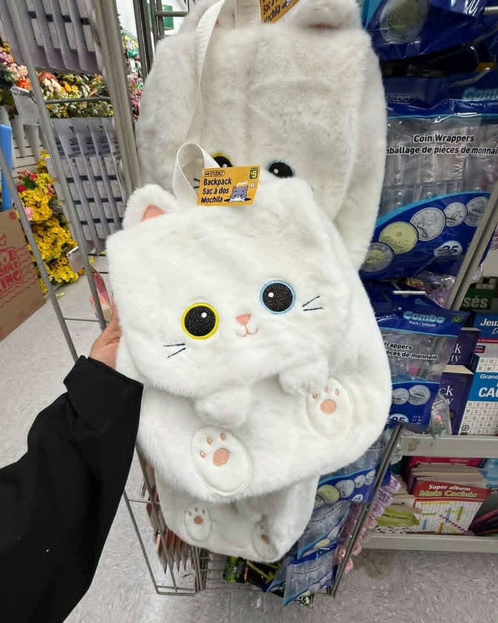 Un sac \u00e0 dos en peluche en forme de chat blanc vendu chez Dollarama.