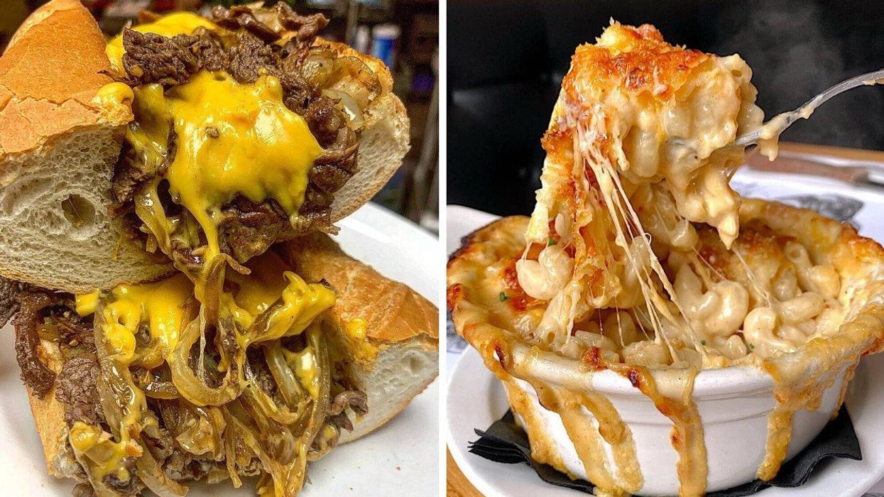 Un sandwich philly steak dégoulinant de fromage. Droite : Un macaroni au fromage.