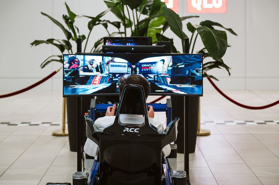 Un simulateurs de course au Centre Eaton de Montr\u00e9al.