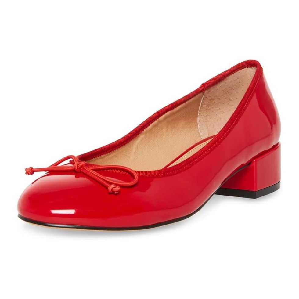 Un soulier \u00e0 talon rouge verni de marque Steve Madden sur fond blanc.