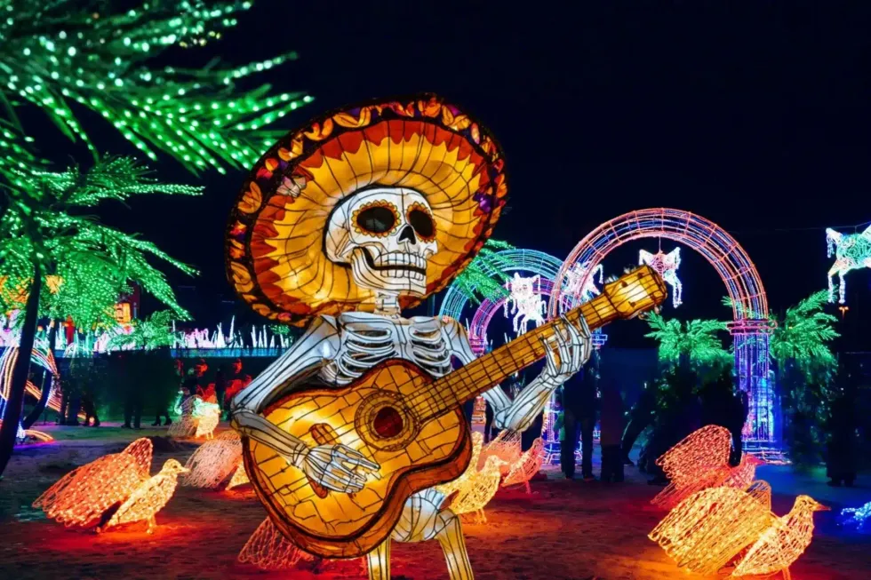 Un squelette tenant une guitare dans le nouvel univers Fiesta de la Luz \u00e0 Festilumi.