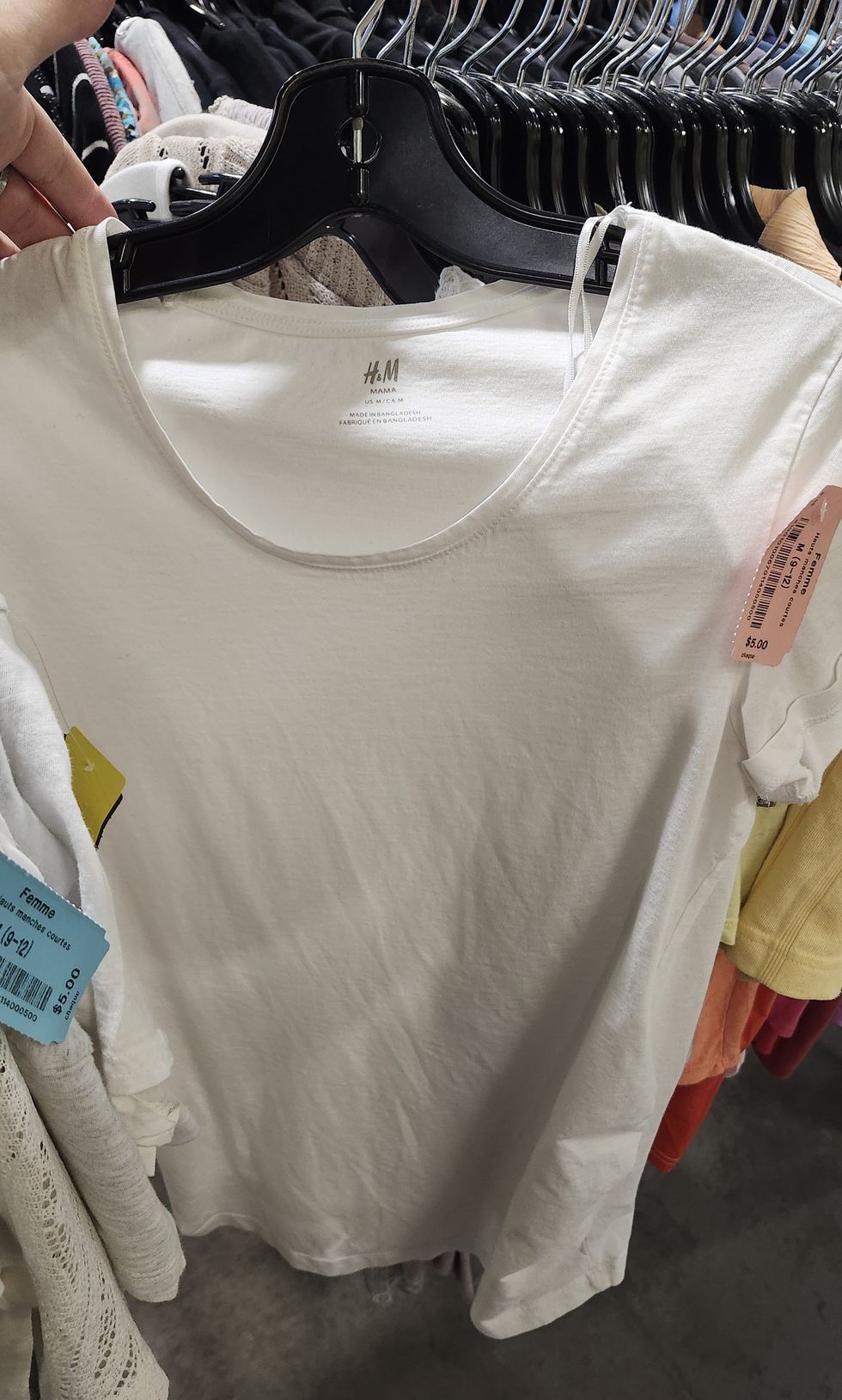 Un t-shirt blanc de la marque H&M.