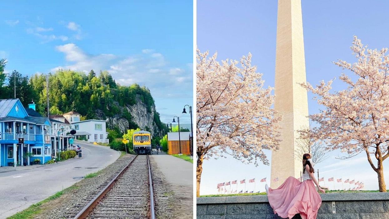 Un train qui passe dans une petite ville au bord de l'eau. Droite : Une personne devant l'obélisque de Washington et des cerisiers en fleurs.