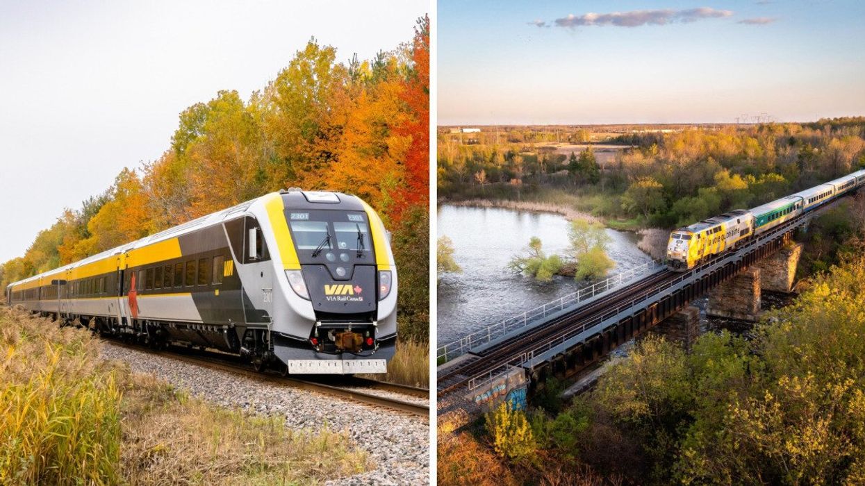 Un train VIA Rail circule pendant l'automne. Droite : train VIA Rail sur un pont l'automne.