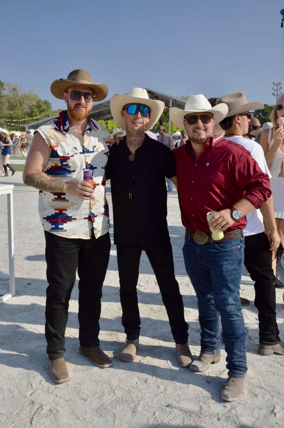 Un trio d'amis au festival LASSO 2025.