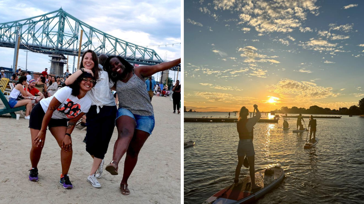 Un trio de personnes prenant la pose sur le sable. Droite : Des gens en paddle board.