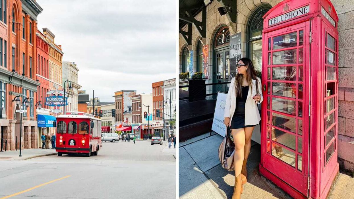 Un trolley dans une rue historique. Droite : une personne debout près d’une cabine téléphonique rouge.