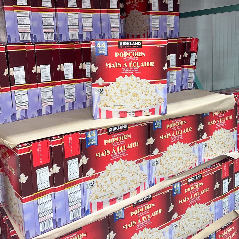 Un \u00e9talage de dizaines de bo\u00eetes de ma\u00efs \u00e0 \u00e9clater, au Costco.