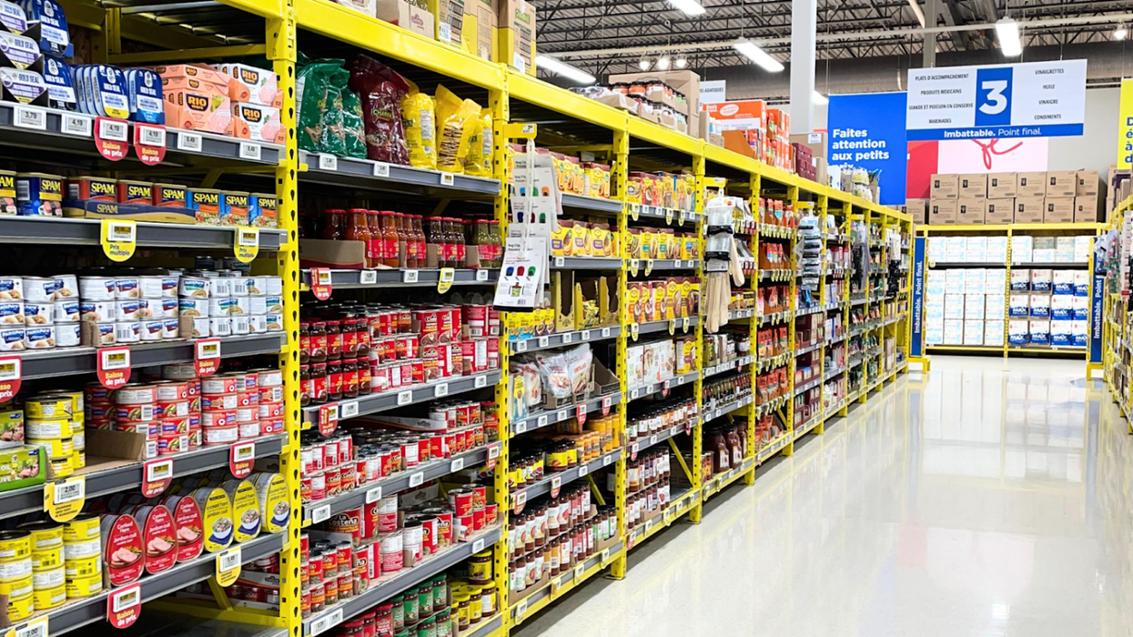 une allée à l'épicerie remplie de cannes.