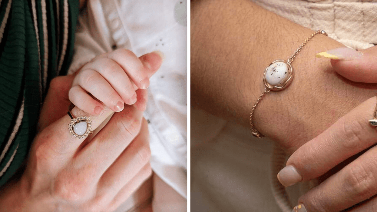 Une bague faite de lait maternel. Droite : Un bracelet fait de lait maternel.