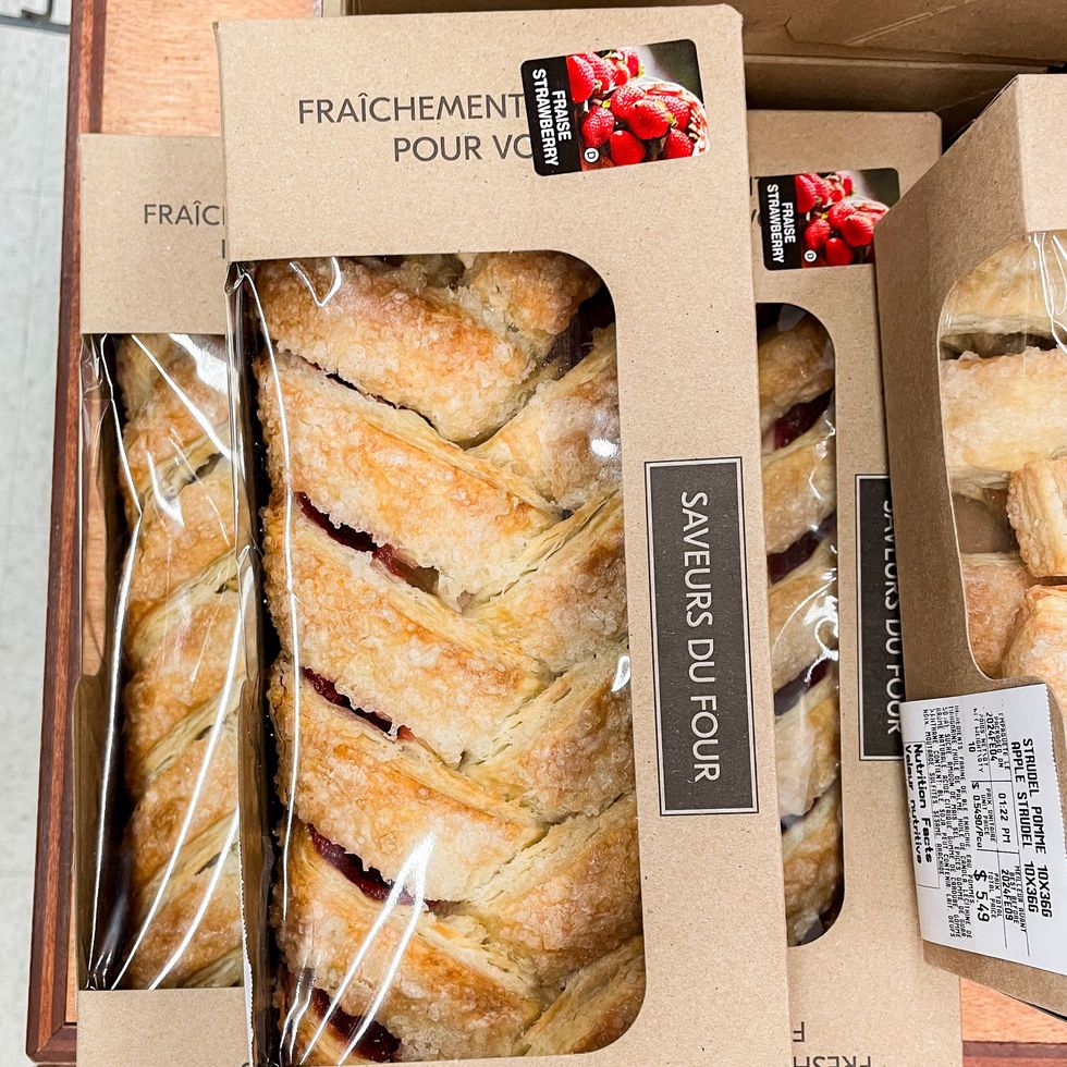 Une bo\u00eete contenant une tresse aux fraises et au fromage.