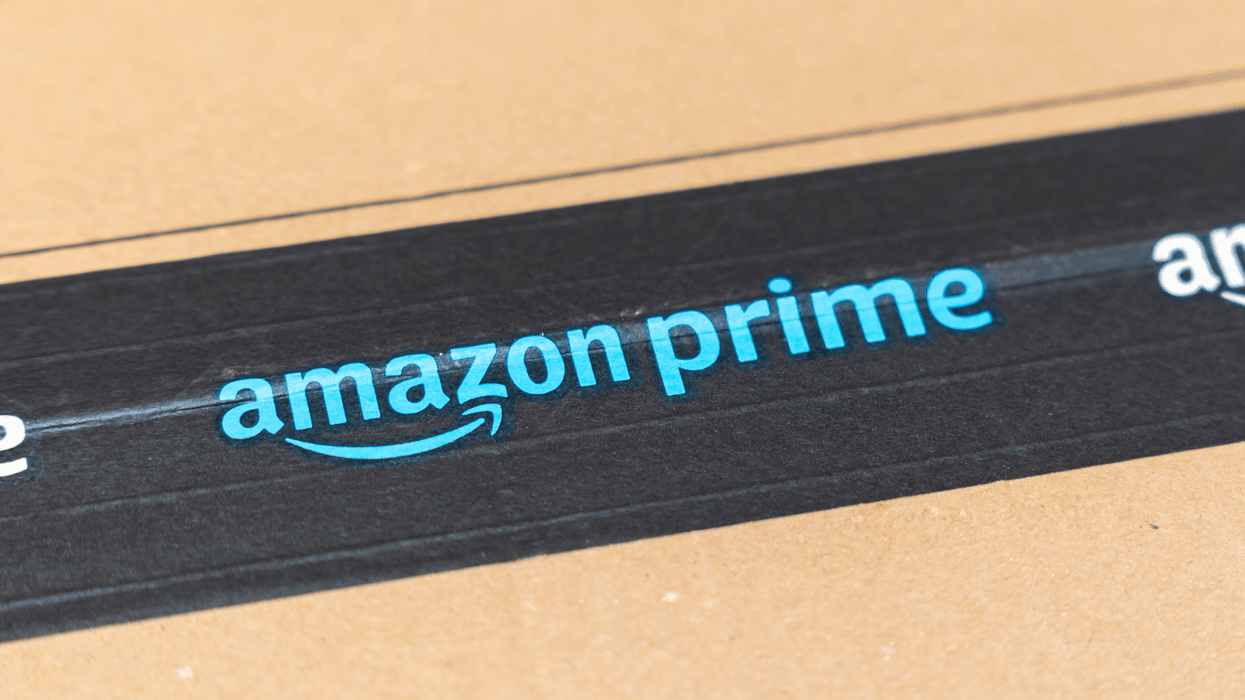 Une boite Amazon Prime.