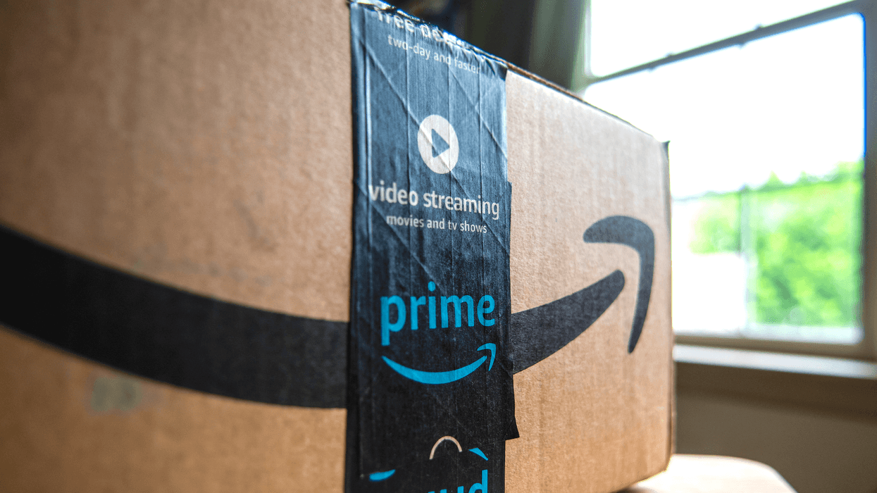 Une boite de livraison Amazon Prime.