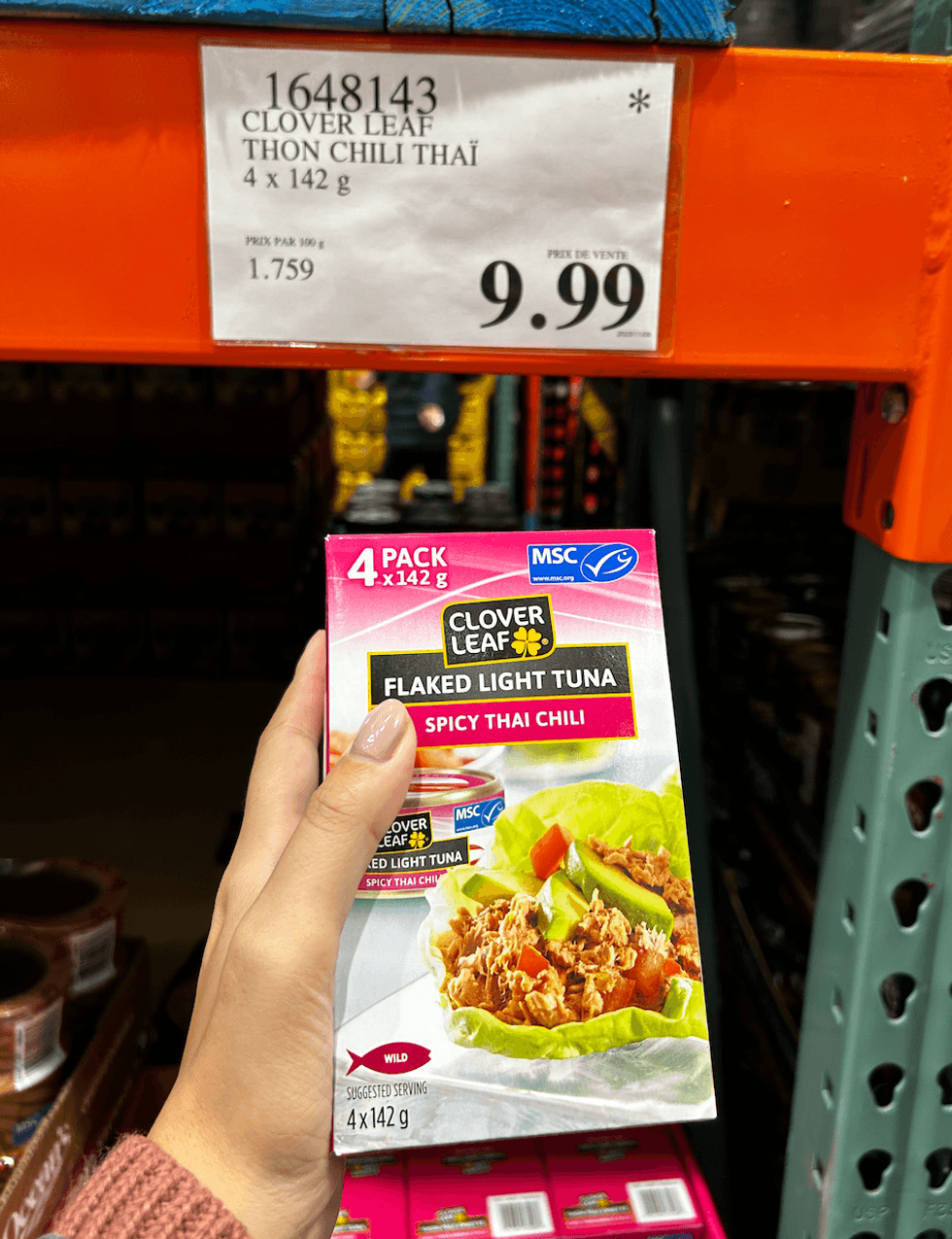 Une boite de thon au chili tha\u00ef de la marque Clover Leaf.
