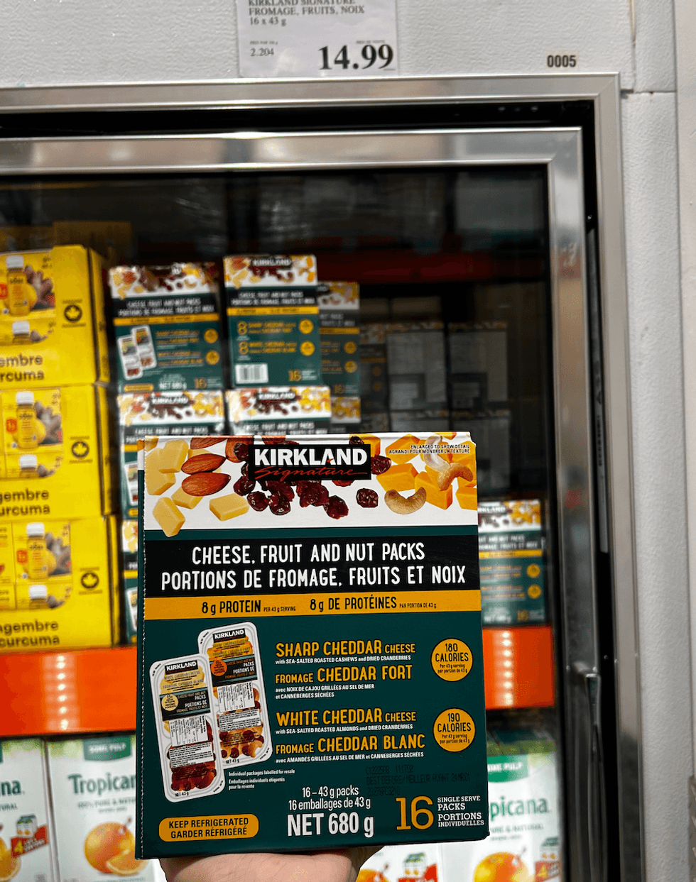 Une boite des collations au fromage, aux fruits et aux noix de Kirkland Signature.