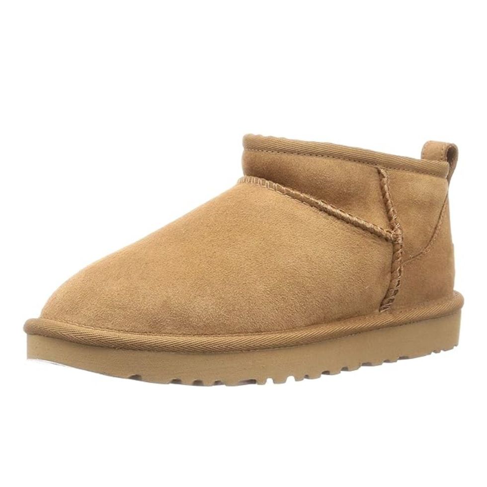 Une botte Classic Ultra Mini de UGG sur fond blanc.