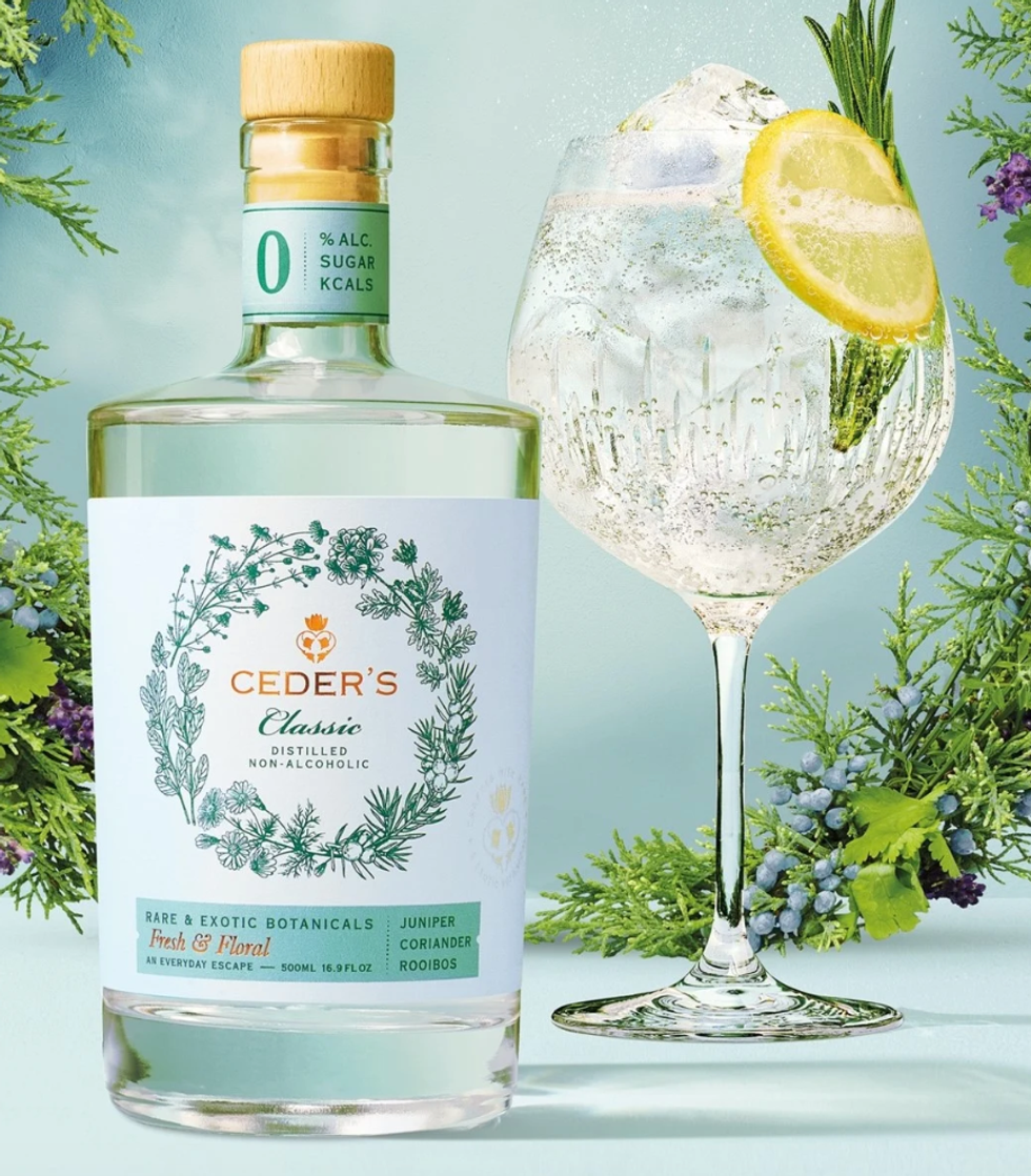Une bouteille de boisson distill\u00e9e sans alcool de marque Ceder's.